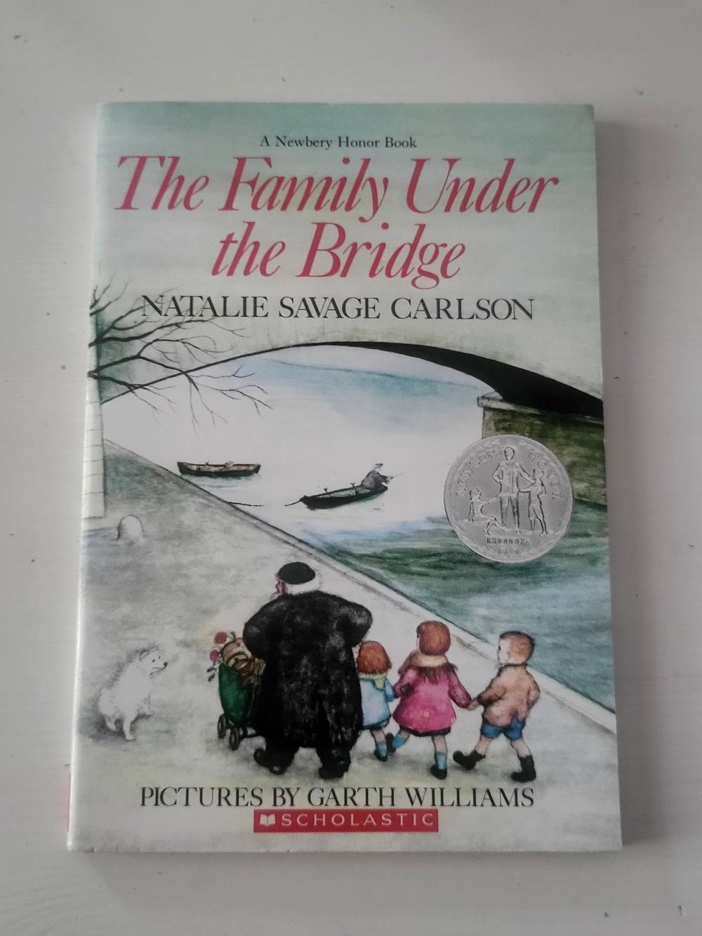 The Family Under The Bridge - Paperback - Scholastic